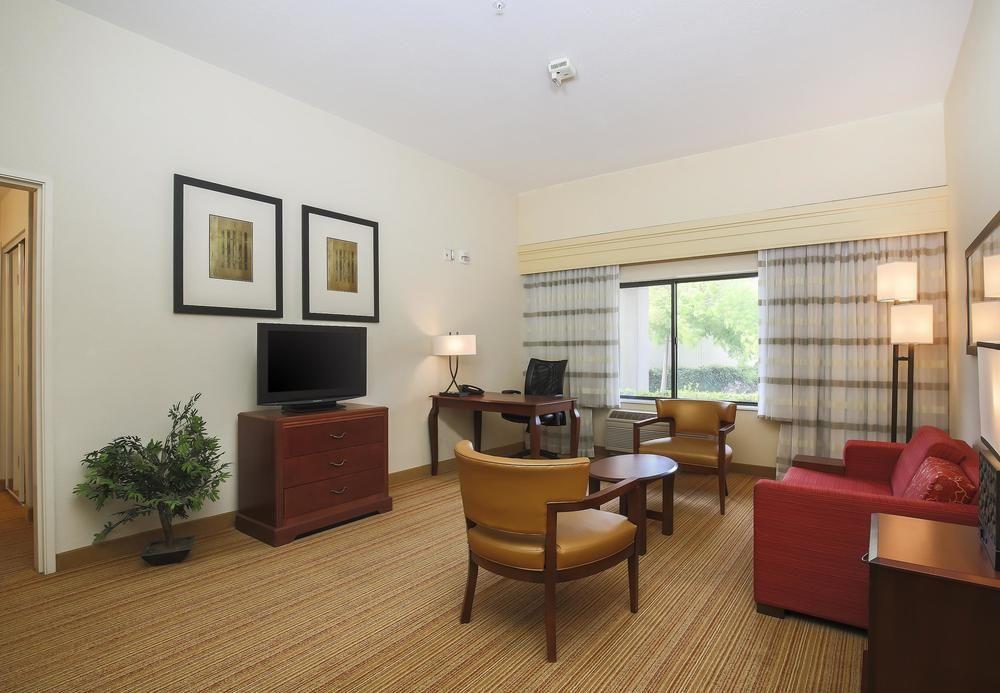 Courtyard By Marriott Salinas Monterey Hotel Екстериор снимка