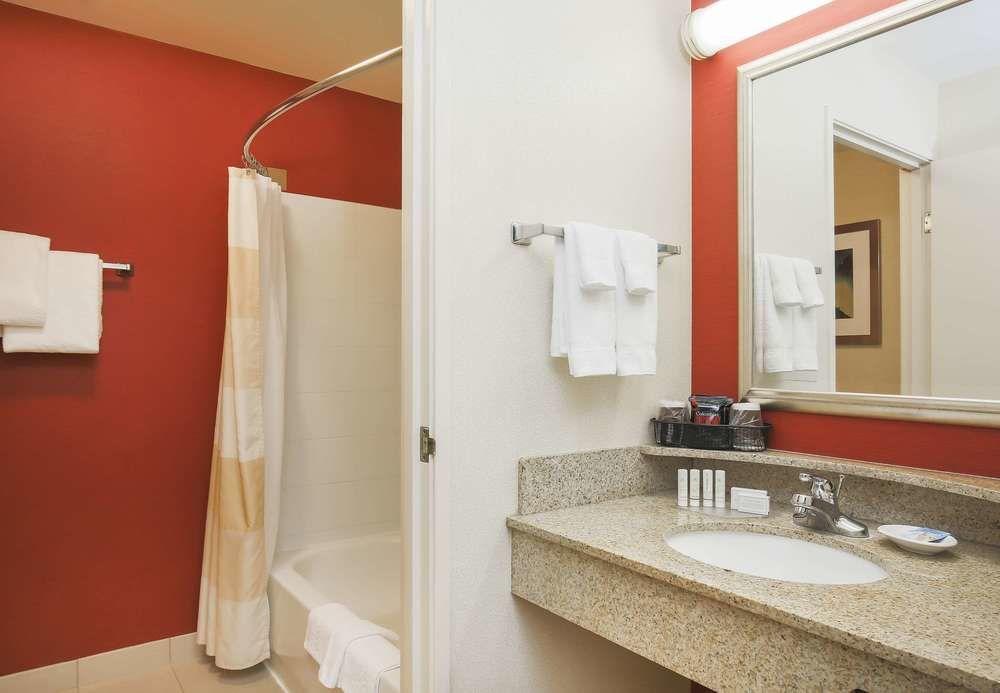 Courtyard By Marriott Salinas Monterey Hotel Екстериор снимка