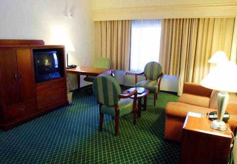 Courtyard By Marriott Salinas Monterey Hotel Стая снимка