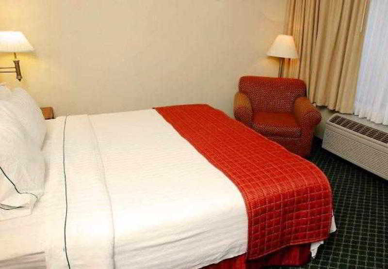 Courtyard By Marriott Salinas Monterey Hotel Стая снимка