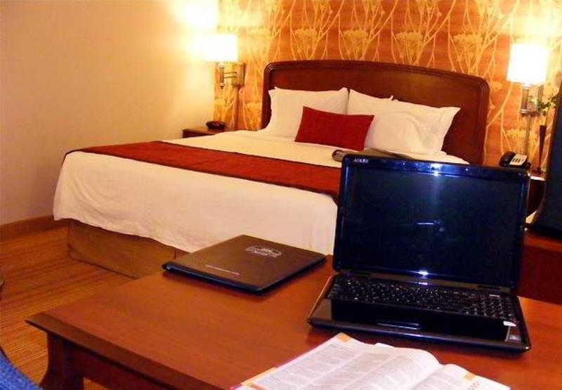 Courtyard By Marriott Salinas Monterey Hotel Стая снимка