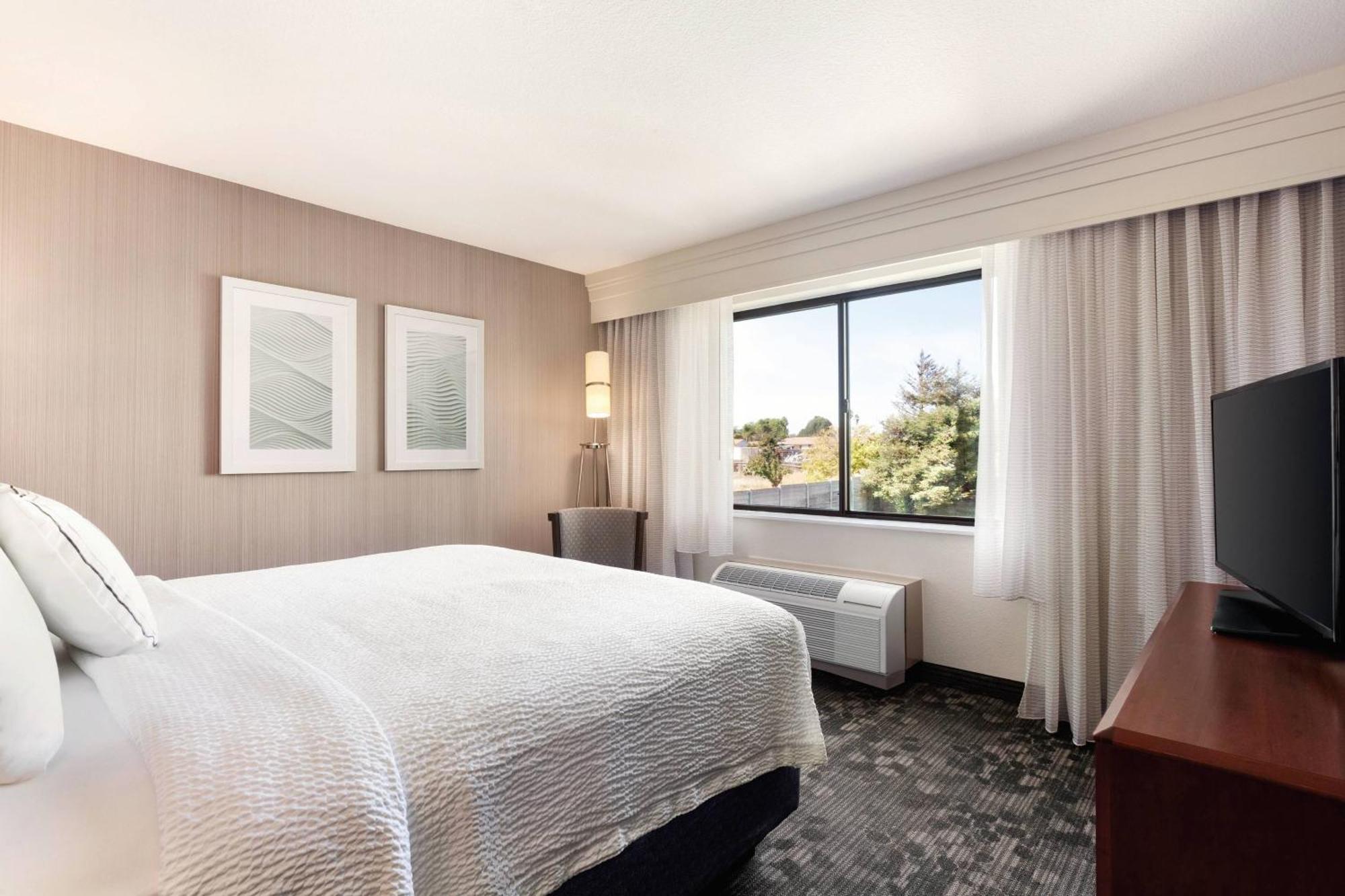 Courtyard By Marriott Salinas Monterey Hotel Екстериор снимка