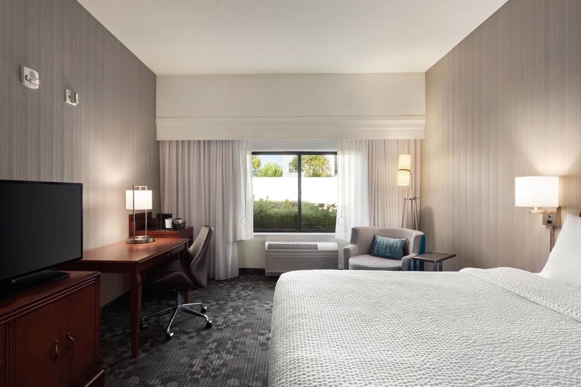Courtyard By Marriott Salinas Monterey Hotel Екстериор снимка